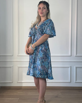 Rövid ruha szívalakú nyakkivágással