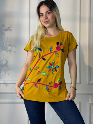 Rövid ujjú póló patchwork virágdíszítéssel